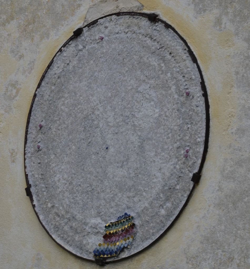 Skoraj povsem odpadel mozaik Marije z Detetom (ZVKD NG, foto: Minka Osojnik)