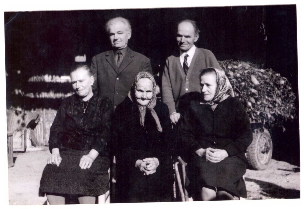 Gorjupova - Remškar Terezija s svojimi še živimi hčerami in sinovi v začetku 70-ih let 20.stoletja.