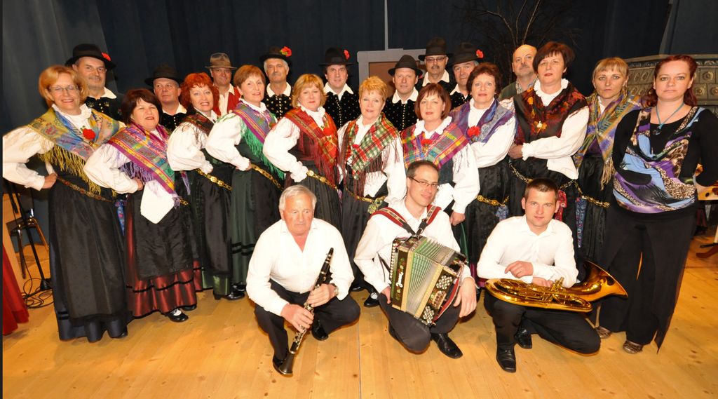 Folklorna skupina Grof Blagaj z gosti (kar tretjina plesalcev je plesala tudi pred 45 leti)