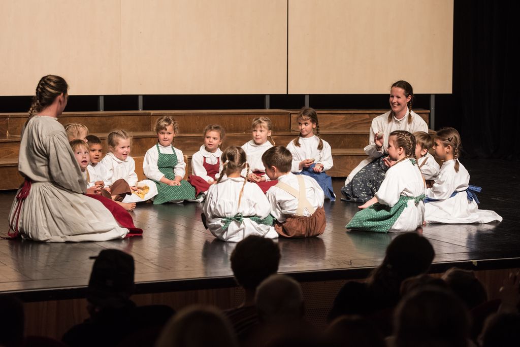 Nastopi otroških folklornih in pevskih skupin navdušili 