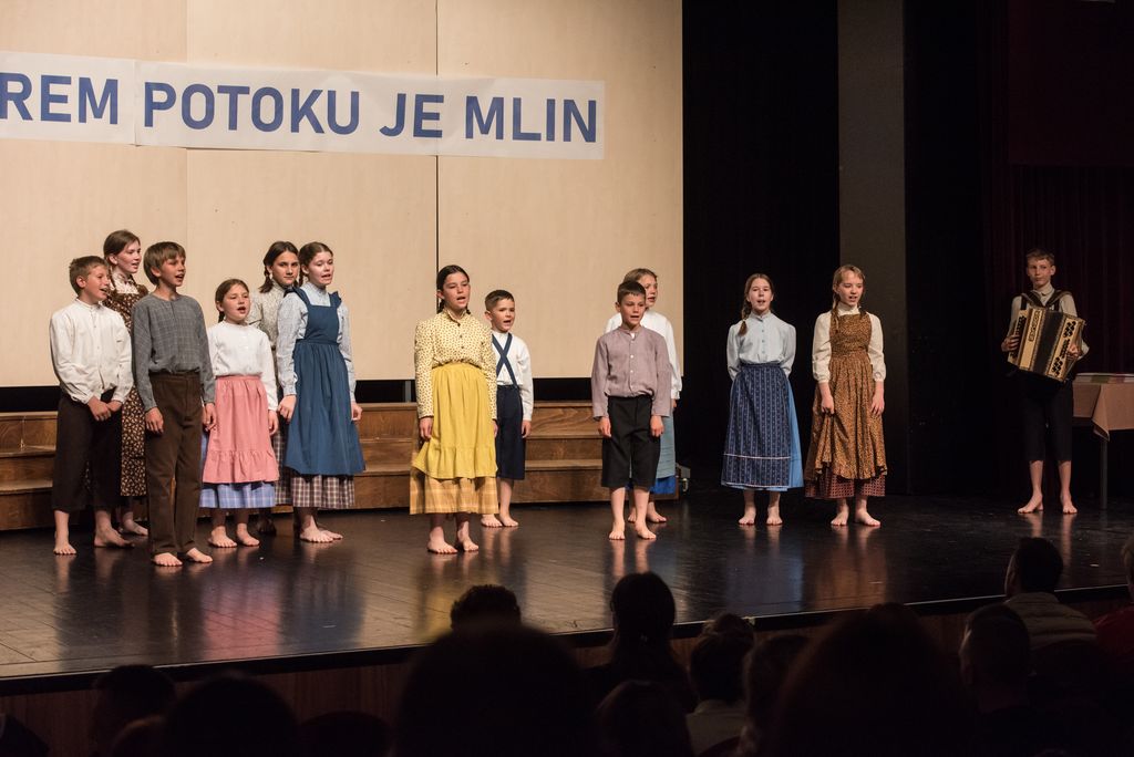 Nastopi otroških folklornih in pevskih skupin navdušili 