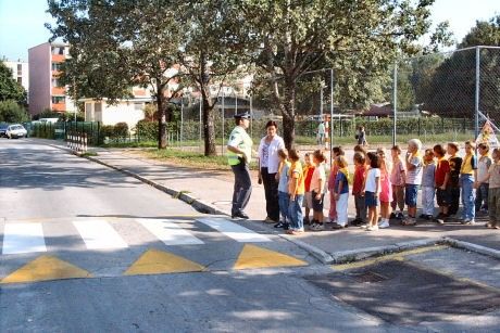 Otroci, preden prečkate cesto, najprej poglejte na levo, nato na desno in še enkrat na levo!  Če ni nikogar, jo lahko prečkate.