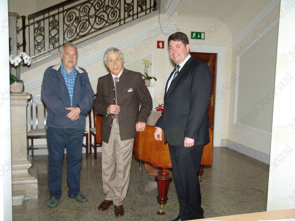 Grof Ivan Coronini je svoj nekdanji dom v zadnjem desetletju večkrat obiskal, na zadnje 6. maja 2013. (Foto: Stane Črvič)