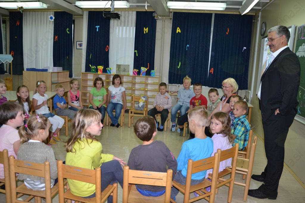 Ravnatelj Primož Garafol je prvi šolski dan prišel pozdravit prvošolce.