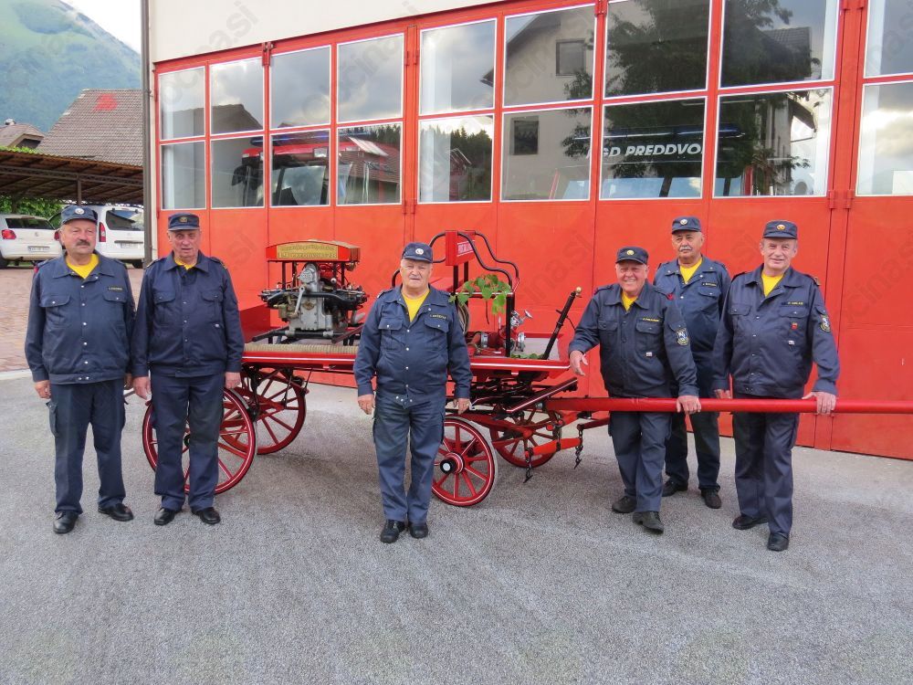Gasilci veterani PGD Preddvor z obnovljenim vozom (foto Media butik)