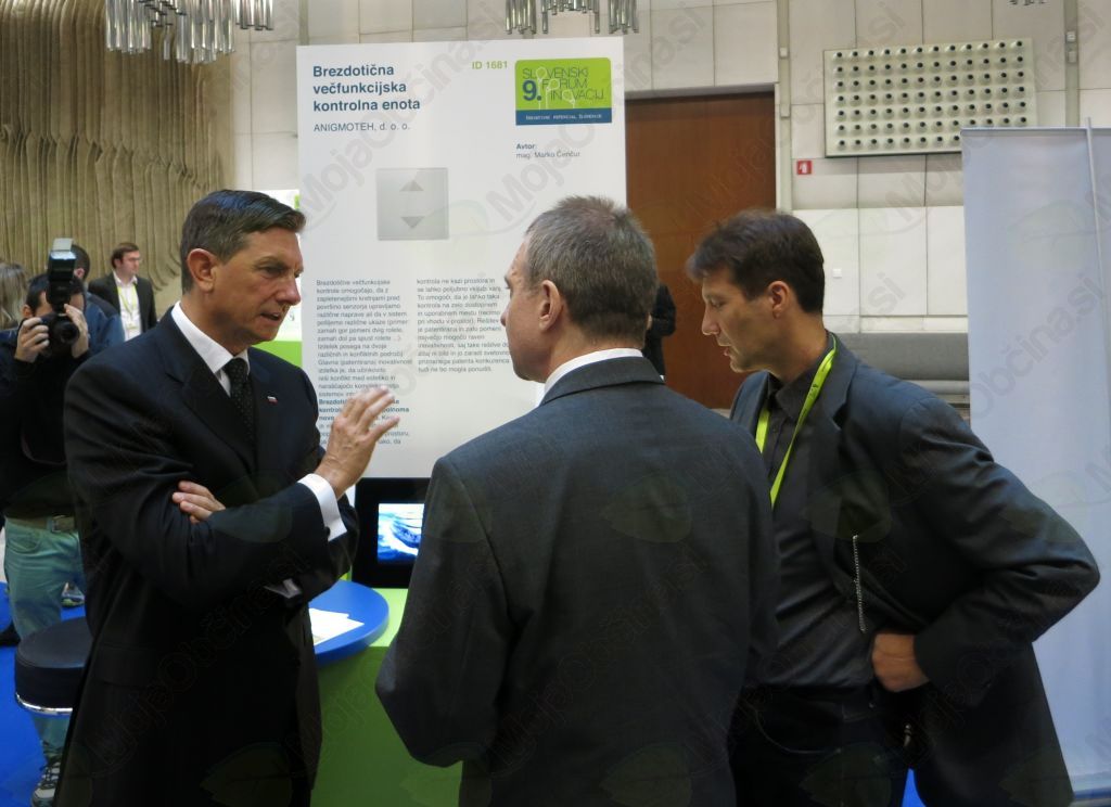Predsednik Borut Pahor je z zanimanjem prisluhnil inovatorju mag. Marku Čenčurju, avtorju zmagovalne inovacije letošnjega Slovenskega foruma inovacij. Arhiv: SPIRIT Slovenija 