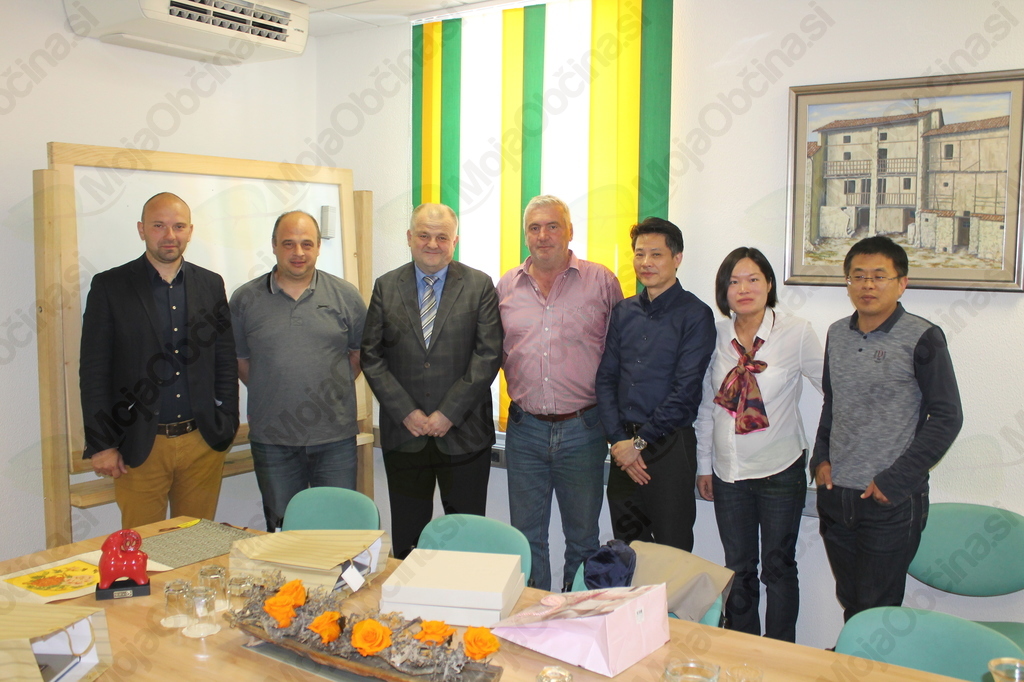 Konec meseca maja so Kobarid obiskali predstavniki kitajske družbe Natural Home, ki so s podjetjem Leskom iz občine Kobarid podpisali pogodbo o sodelovanju. Foto: Nataša Hvala Ivančič