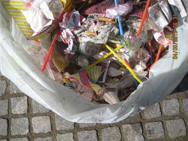 Od slamic do vsebine pepelnika vse v eni vrečki poleg zabojnika. (foto: Arhiv JP Snaga)