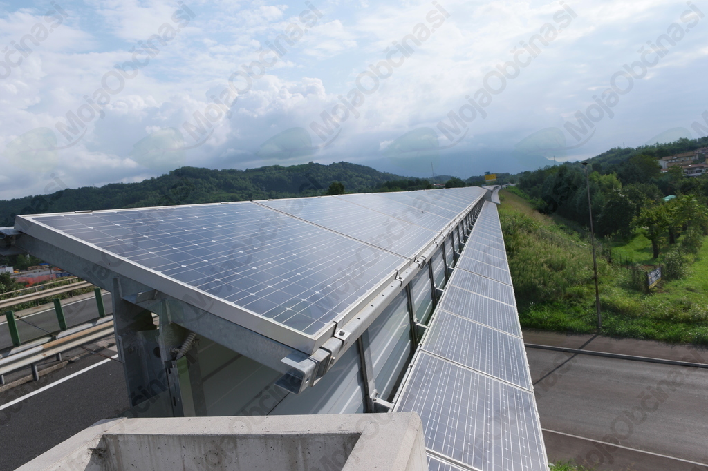 648 m dolga sončna elektrarna ima 644 panelov, skupna površina znaša 1.082 m2. (Foto: GO-TV)