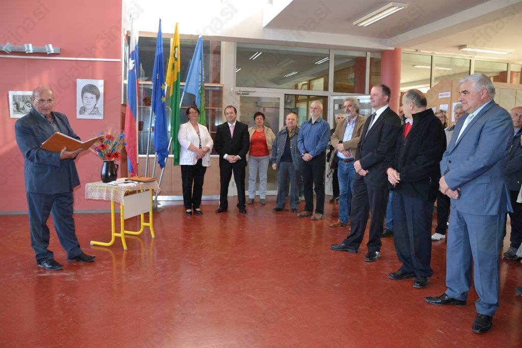 Zbrane je na odprtju slikarske razstave pozdravil predsednik DU Dobrova Tone Tomšič.