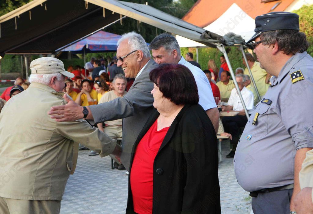 Pokale in priznanja najboljšim so ob koncu podelili predsednik KS Gotovlje Henrik Krajnc, žalski župan Janko Kos in starša Maruške Cokan.