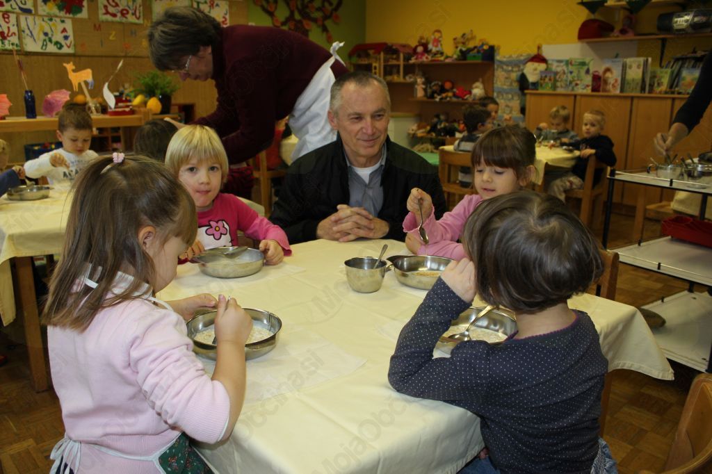 Pri tradicionalnem slovenskem zajtrku se je otrokom v vrtcu pridružil župan Mladen Sumina.