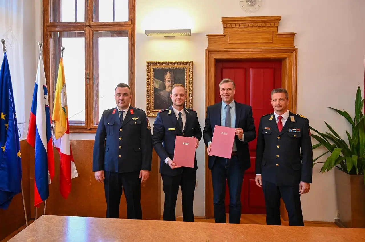 župan Gregor Macedoni in predstavniki PGD Ždinja vas podpisali pogodbo