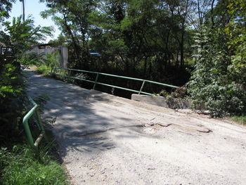 Znan izvajalec za gradnjo nadomestnega mostu čez Hudinjo v Višnji vasi