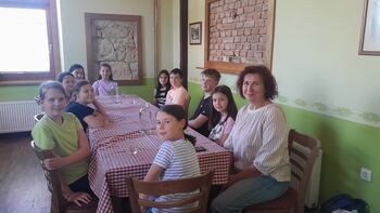 Majda Pur z mladimi prostovoljci