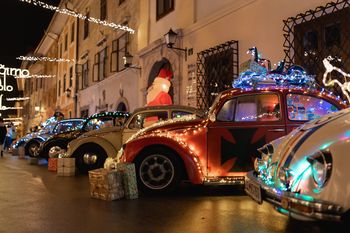 6.Božičkova razstava okrašenih vozil