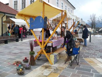 Prodajalci in kupci na tržnico v Videm