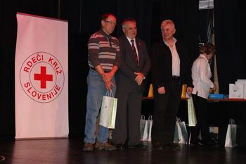 Priznanja krvodajalcem in prostovoljcem Priznanja krvodajalcem in prostovoljcem