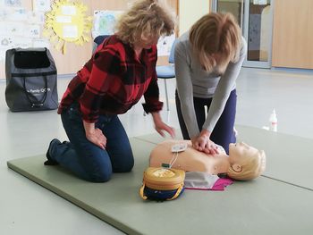 Član nujne medicinske pomoči ZD LJUTOMER med strokovnimi delavkami VRTCA KRIŽEVCI
