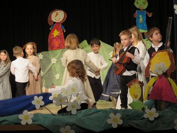 OTROCI VRTCA KRIŽEVCI SO DVAKRAT NAPOLNILI DVORANO KULTURNEGA DOMA OTROCI VRTCA KRIŽEVCI SO DVAKRAT NAPOLNILI DVORANO KULTURNEGA DOMA