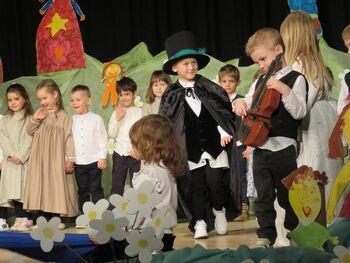 OTROCI VRTCA KRIŽEVCI SO DVAKRAT NAPOLNILI DVORANO KULTURNEGA DOMA 