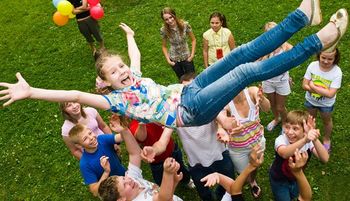 Ali tudi prihajajoče počitnice med drugim prinašajo vidne ekonomsko-socialne razlike med otroci in mladostniki?