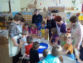 Z BABICAM PEČEMO PIŠKOTE