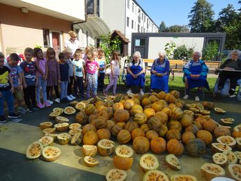 Otroško veselje ob obisku v domu upokojencev 