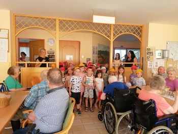 Slovo mini maturantov v domu upokojencev 