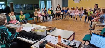 Glasbene dogodivščine predšolskih otrok iz skupine Sove