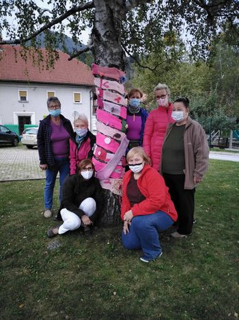 Tudi letos okrašena drevesa pred borovniškim vrtcem