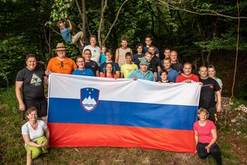 Visoko nad Borovnico plapola slovenska zastava
