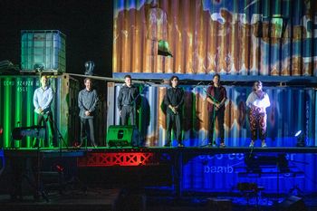 Kulturni dogodek med kontejnerji in bagri