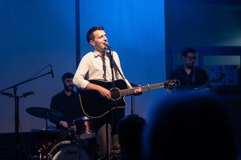 Njegove pesmi poudarjajo veselje do življenja in bogastvo odnosov