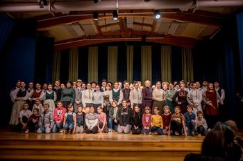 Sedenje med dvema stoloma je lahko nevarno Sedenje med dvema stoloma je lahko nevarno