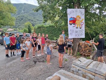 Počitnice z gasilnim aparatom v eni roki in s sladoledom v drugi Počitnice z gasilnim aparatom v eni roki in s sladoledom v drugi