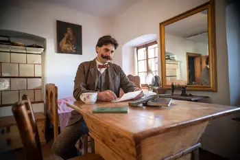 Je težje interpretirati Cankarja ali negovati znamenite brke?