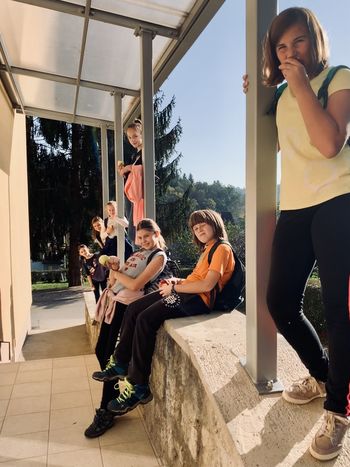 Konec oktobra smo knjigi na podružnični šoli Mali Slatnik ponudili nočitev z zajtrkom.