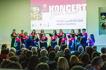 Ko se skozi pesem oglasi stari medo – in glasovi dveh zborov napolnijo srce 