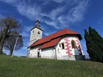 NA KORENI NUJNO POTREBNA NOVA STREHA CERKVENEGA ZVONIKA