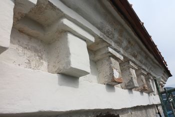 Nad "Mlečnkom" se dogaja - posegi na fasadi in kamnitih elementih cerkve sv. Jožefa nad Preserjem