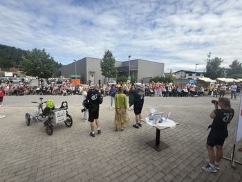 Deželak junak obiskal Notranje Gorice in požel topel sprejem