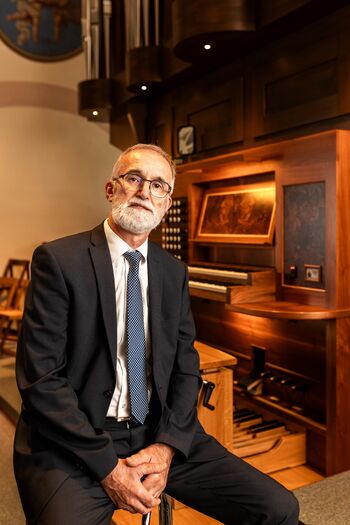 Ko matematika sreča glasbo: profesor in zborovodja Tone Rozman