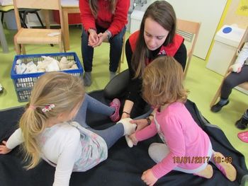 Usposabljanje prostovoljcev za izvajanje delavnic prve pomoči za predšolske otroke