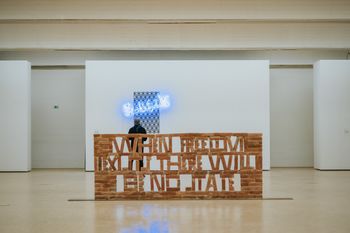 Zadnje vodstvo in zatvoritev razstave Onkraj meja v KGLU 