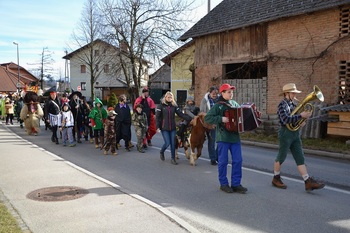 Pustna povorka v Horjulu
