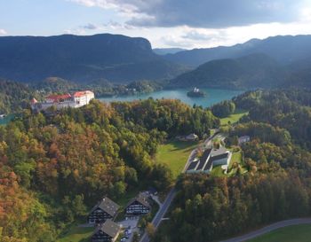 Poleti leta 2026 se bo na Bledu odprl Muzej Lah – nov muzej sodobne umetnosti, ki so ga arhitekturno zasnovali v biroju David Chipperfield Architects Poleti leta 2026 se bo na Bledu odprl Muzej Lah – nov muzej sodobne umetnosti, ki so ga arhitekturno zasnovali v biroju David Chipperfield Architects