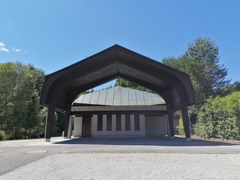 Osvežena podoba pokopališča in mrliške vežice na Dobrovi