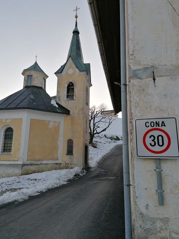 Nova prometna ureditev v okolici črnovrške cerkve Nova prometna ureditev v okolici črnovrške cerkve