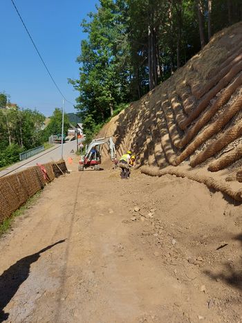 Ureditev brežine v Črnem Vrhu Ureditev brežine v Črnem Vrhu